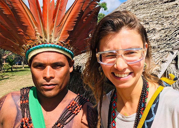 Hauxita mit einem indigenen Freund, Dorf Puyanawa, Brasilien, 2019 (Foto: Hauxita Jergeschew)